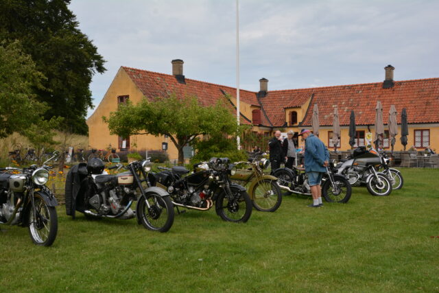 tre motorcyklar framför konditoriet på Citadellet i Landskrona