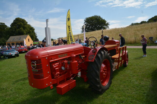 Röd traktor med påhängsvagn